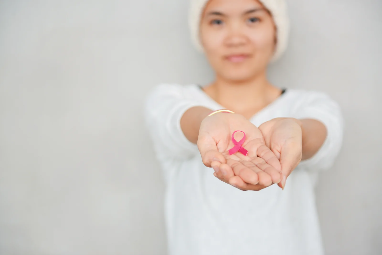 Nguyễn Thủy Tiên cầm ruy băng hồng — đồng sáng lập BCNV